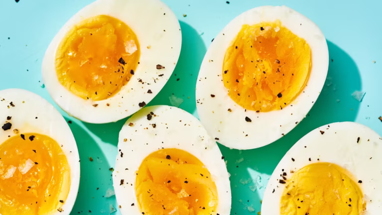 ۳ دلیل علمی برای اولویت دادن به پروتئین: عضله، طول عمر و سلامت مغز